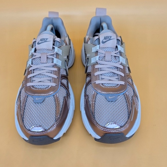 NWT Nike V2K Run in Particle Beige and Light Bone - Picture 3 of 3